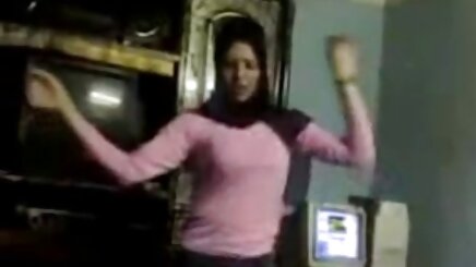 Güzel sarışın kadın ilk büyük horoz amatör sex video alarak inliyor